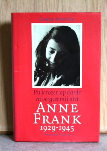 Anne Frank 1929-1945. Pluk rozen op aarde en vergeet  mij ni