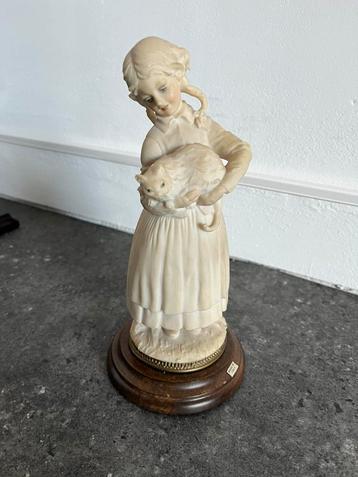 G Armani standbeeld figuur vintage een meisje met een hond