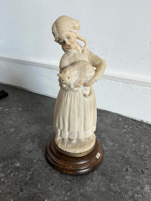 G Armani standbeeld figuur vintage een meisje met een hond, Antiquités & Art, Art | Sculptures & Bois, Enlèvement ou Envoi