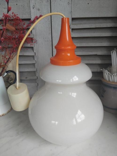 Leuke vintage melkglazen hang lamp met oranje accent, Maison & Meubles, Lampes | Plafonniers, Verre, Synthétique, Enlèvement
