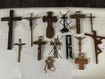 13 verschillende kruisbeelden aan diverse prijzen