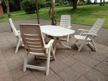 table de jardin, 4 chaises,1 hocker en pvc - marque Hartman