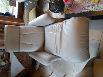 Te koop 2 zit en 1 zit met relaxfunctie.Beige kleur .
