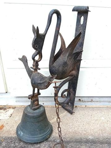 unieke antieke bel of klok met draak en vogel