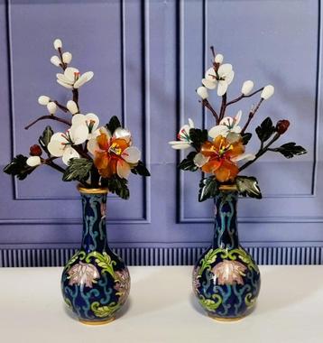 Vases cloisonnés ornés de fleurs en jadéite.