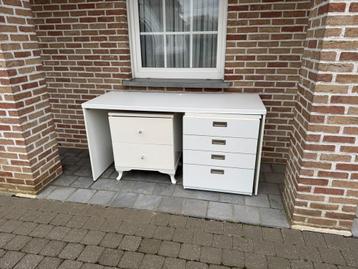 Bureau, nachtkastje en tv-kast