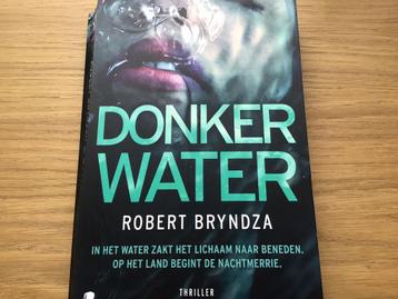 Robert Bryndza - Donker water - goede staat 