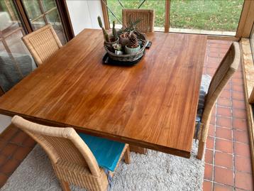 Prachtige houten tafel. 140x140 x 80cm