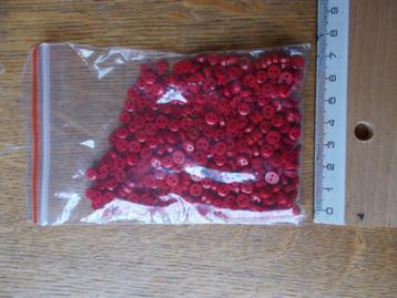 Lot environ 100 petits boutons rouges 5mm neufs