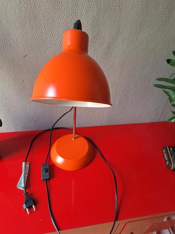 Lampe de bureau 0range vintage. 