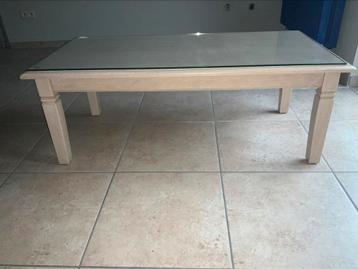 Belle table basse avec plateau en verre. 120 cm par 60 cm 