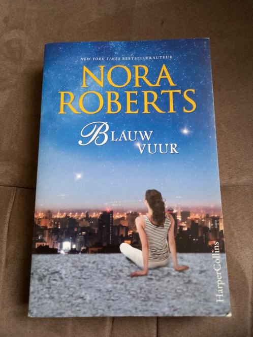 Nora Roberts - Blauw vuur (special), Livres, Romans, Comme neuf, Amérique, Enlèvement ou Envoi
