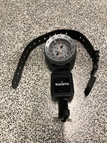 Suntoo SK-7 kompas met retractor en polsbandje