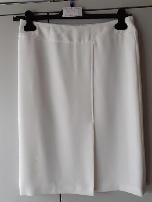 MAYERLINE Witte rechte rok Maat: (B) 38 Prijs: € 7, Vêtements | Femmes, Jupes, Porté, Taille 38/40 (M), Blanc, Longueur genou