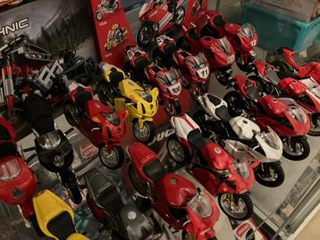 Collectie miniatuur Ducati’s en toebehoren
