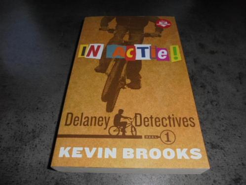 Kevin Brooks: In actie! (Boektoppers), Livres, Livres pour enfants | Jeunesse | 13 ans et plus, Comme neuf, Fiction, Enlèvement ou Envoi