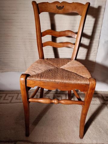 houten stoel met biezen zitting