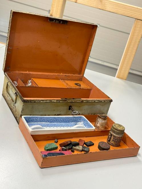 Boîte peinture métal 1849 du début l'ère victorienne + clé, Antiquités & Art, Curiosités & Brocante, Enlèvement ou Envoi