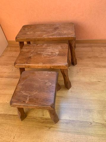 3 tables d'appoint en bois lourd 