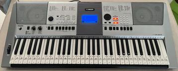 Yamaha PSR413 arranger keyboard.