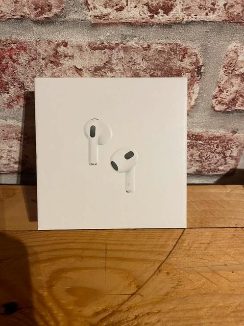 AirPods 3e generatie met oplaadetui., Telecommunicatie, Mobiele telefoons | Oordopjes, Nieuw, In oorschelp (earbud), Bluetooth