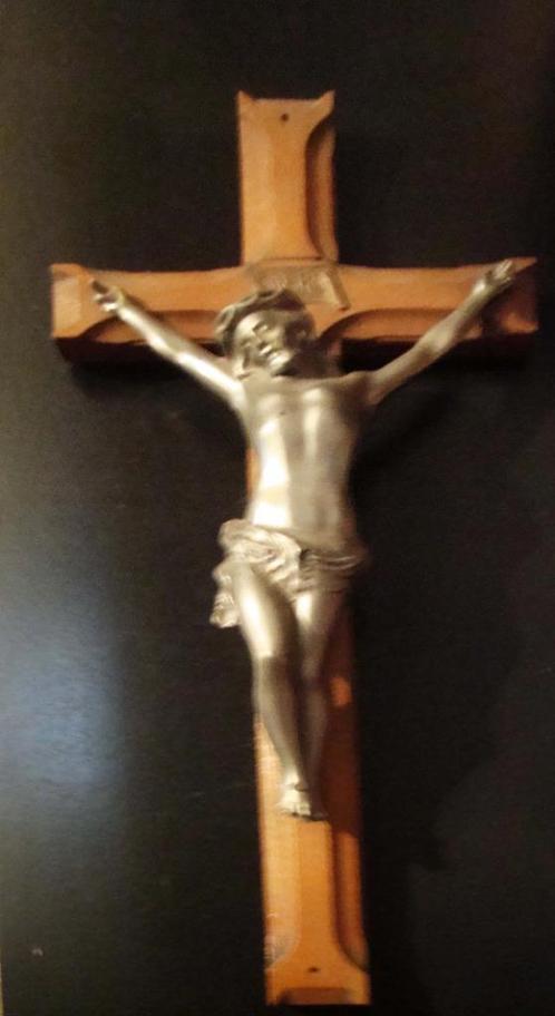 Crucifix en bois de chêne - H 52 cm - L 21 cm - parfait état, Antiquités & Art, Antiquités | Objets religieux, Enlèvement ou Envoi