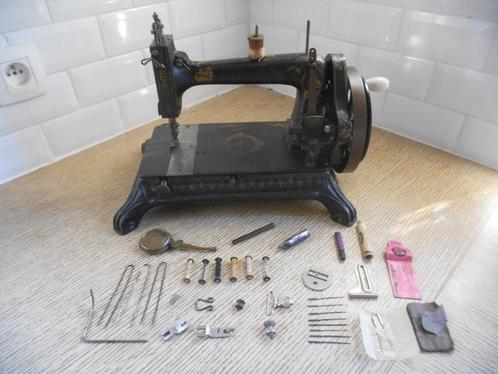 Ancienne machine à coudre 19ème (boîte à coudre) sj, Antiquités & Art, Antiquités | Machines à coudre, Enlèvement ou Envoi