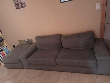 Grijze zetel en poef