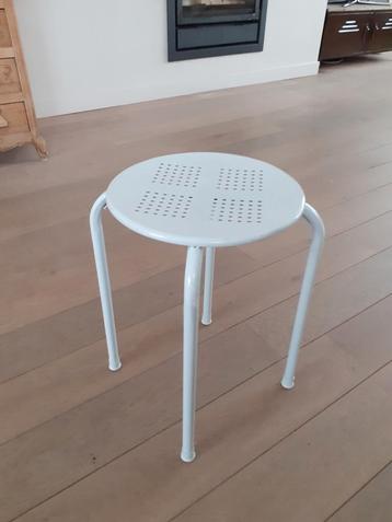 Wit metalen krukje - tabouret