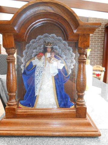 Maria beeld in houten kastje