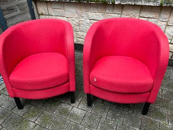 Gratis: Twee rode fauteuils; 70 cm hoog