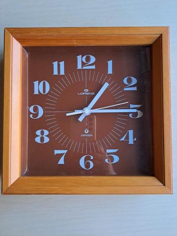 Horloge murale en bois servant de boîte de visualisation
