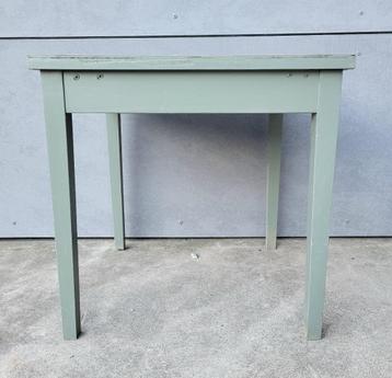 Petite table basse carrée en bois vert 