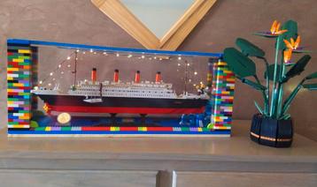 Grote Lego vitrine met bijhorende Titanic