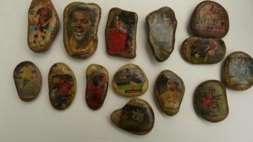 Afbeeldingen van voetballers op stenen - 14 stuks