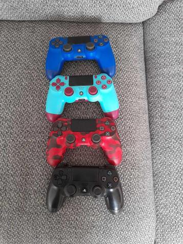 W lot playstation 4 controllers!!!!