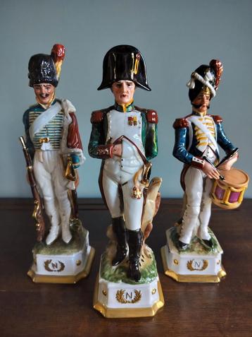 Armée de Napoléon en porcelaine. 17 pièces 425,00€