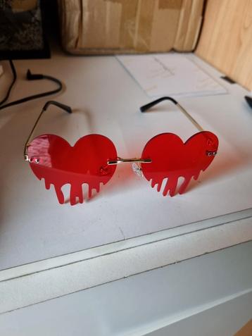 Rode hartvorm zonnebril. Nieuw.