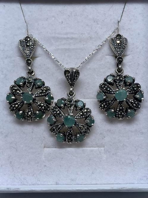 Prachtige zilveren oorbellen en hanger met smaragd, Bijoux, Sacs & Beauté, Boucles d'oreilles, Neuf, Puces ou Clous, Argent, Vert