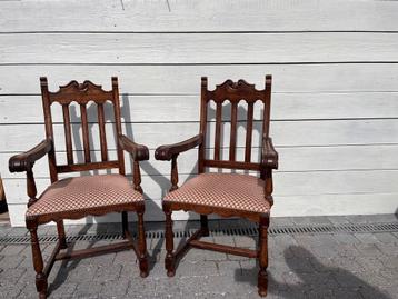 2 houten stoelen met armleuning 
