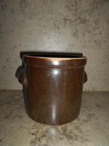 Oude bruine pot - gestempeld