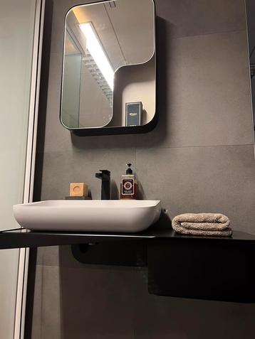 Meuble de salle de bain en métal noir avec robinet noir 
