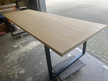 Tafel met stalen onderstel