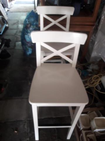 2 chaises de bar en bois blanc