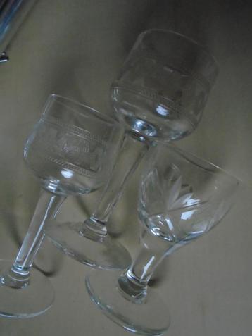  3 KLEINE STEMGLAZEN MET GRAVURES