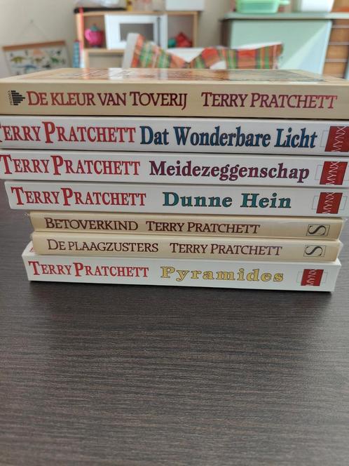 Terry Pratchett - Schijfwereld deel 1 tot en met 7, Livres, Fantastique, Comme neuf, Enlèvement ou Envoi