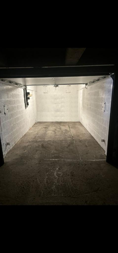 Boxe garage avec porte motorisée, Immo, Garages & Places de parking, Charleroi