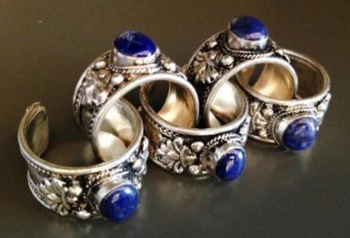 Tibetaans zilveren ring met Lapis Lazuli en Lotus, Bijoux, Sacs & Beauté, Bagues, Neuf, Bleu, Argent, Avec pierre précieuse, Enlèvement ou Envoi
