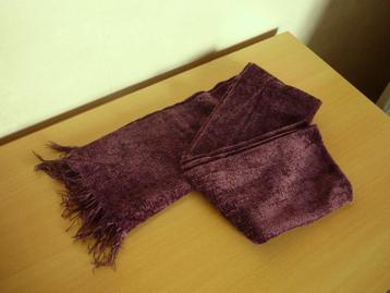 Aubergine paarse sjaal met kleine korte franjes