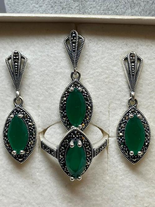 Zilveren sieraden setje met smaragd, Bijoux, Sacs & Beauté, Boucles d'oreilles, Neuf, Puces ou Clous, Argent, Vert, Avec pierre précieuse